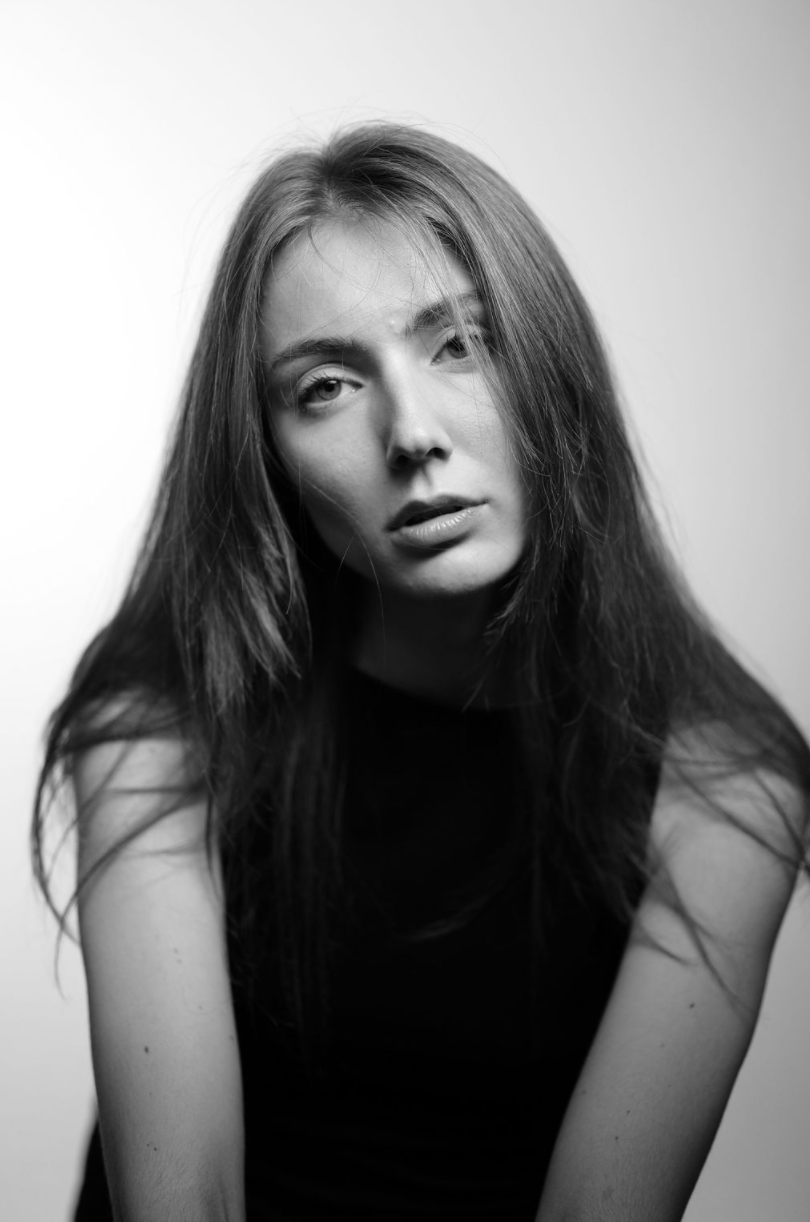 Portrait rapproche noir et blanc de Camille TONON