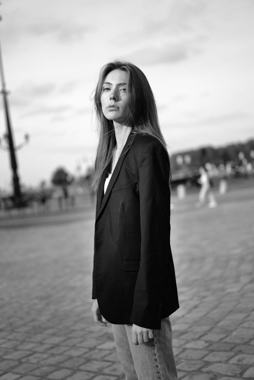 Portrait exterieur noir et blanc de Camille TONON