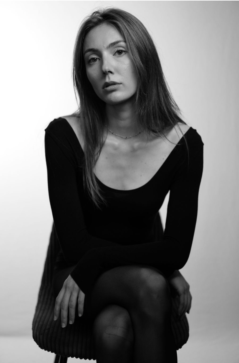 Portrait assis noir et blanc de Camille TONON